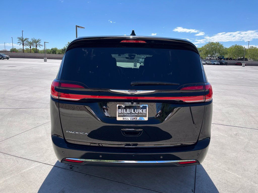 Used 2026 Chrysler Pacifica Select FWD image 8