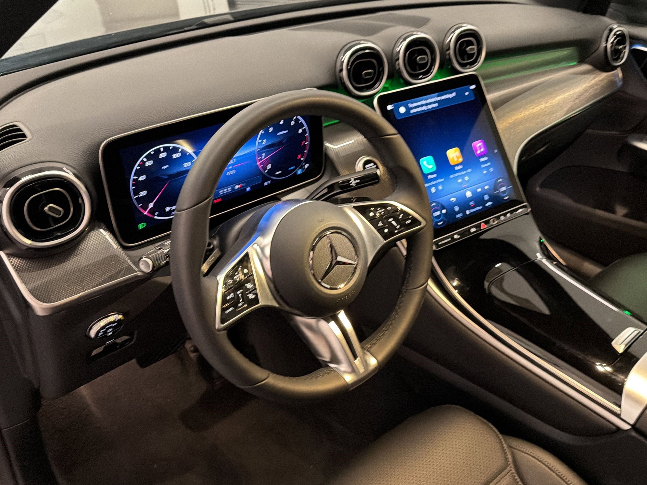 Used 2026 Mercedes-Benz GLC 300 image 4