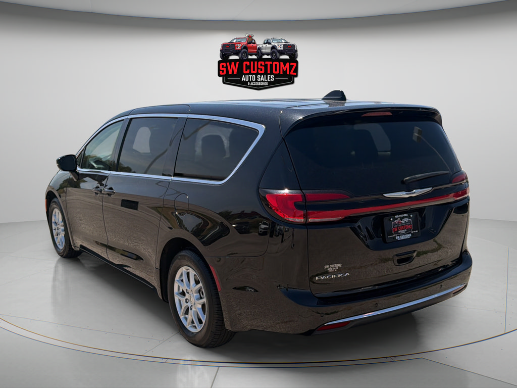Used 2024 Chrysler Pacifica Touring-L FWD image 5