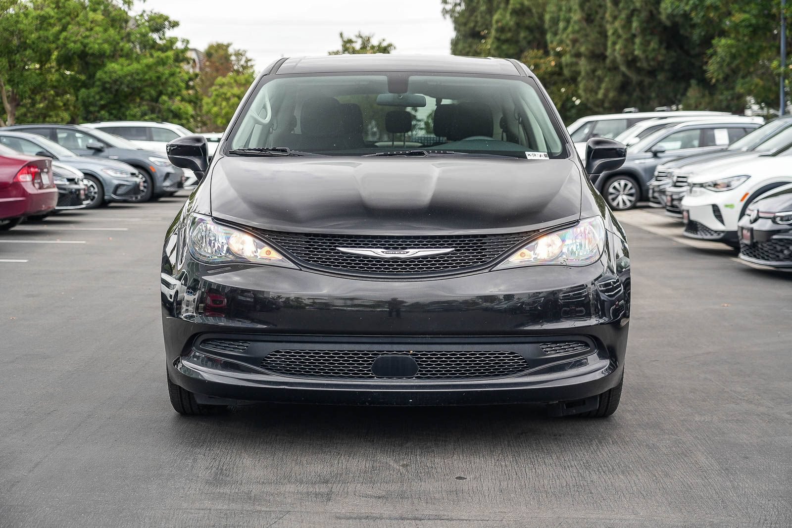 Used 2022 Chrysler Voyager LX FWD image 4