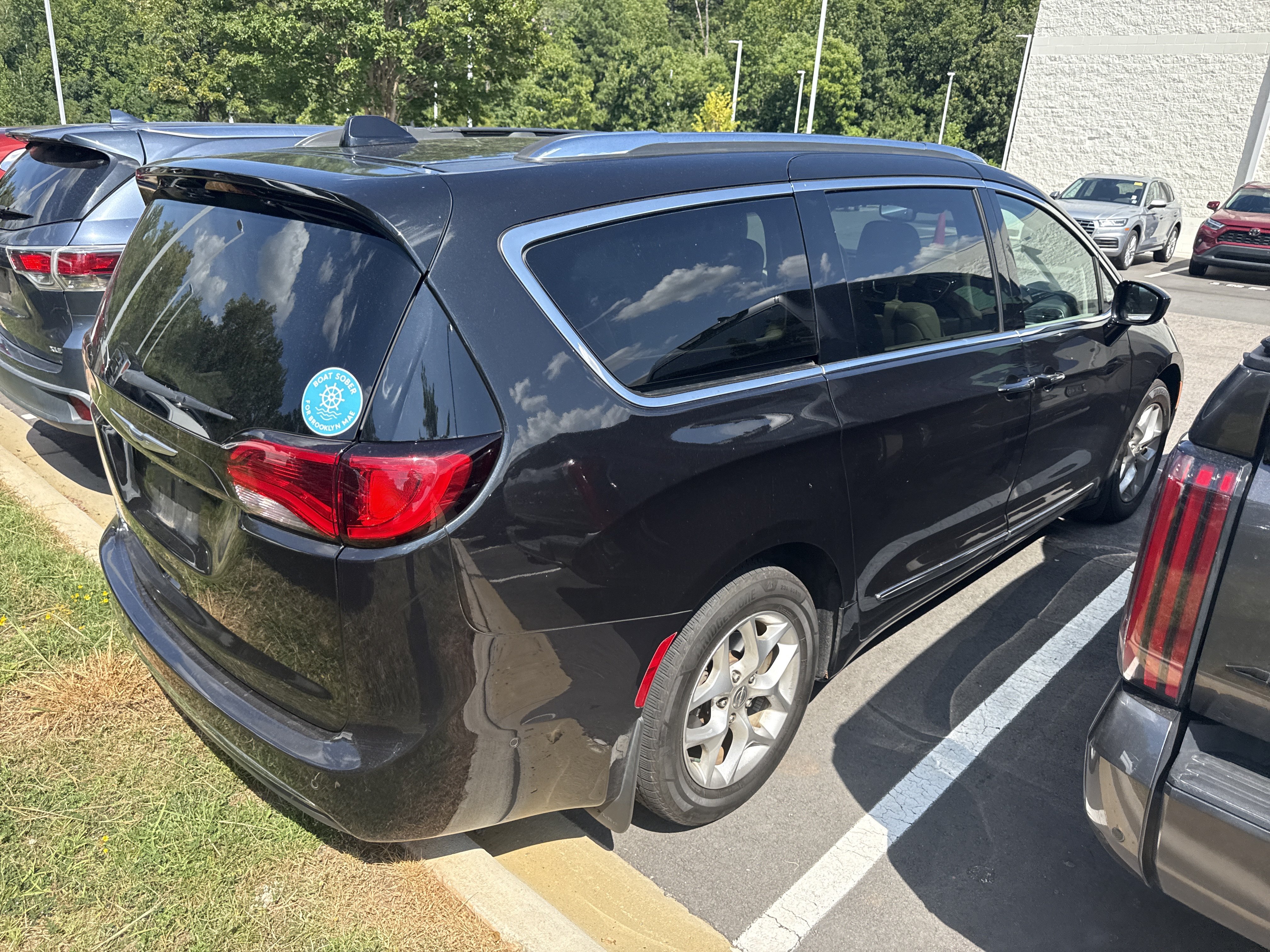 Used 2019 Chrysler Pacifica Touring-L Plus w/ Advanced Safetytec Group FWD image 9