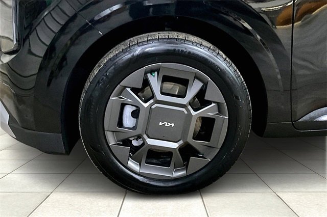 Used 2025 Kia Carnival EX image 9