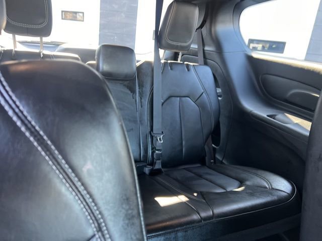 Used 2025 Chrysler Pacifica Select image 9