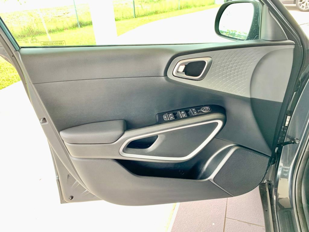 Used 2025 Kia Soul LX FWD image 11