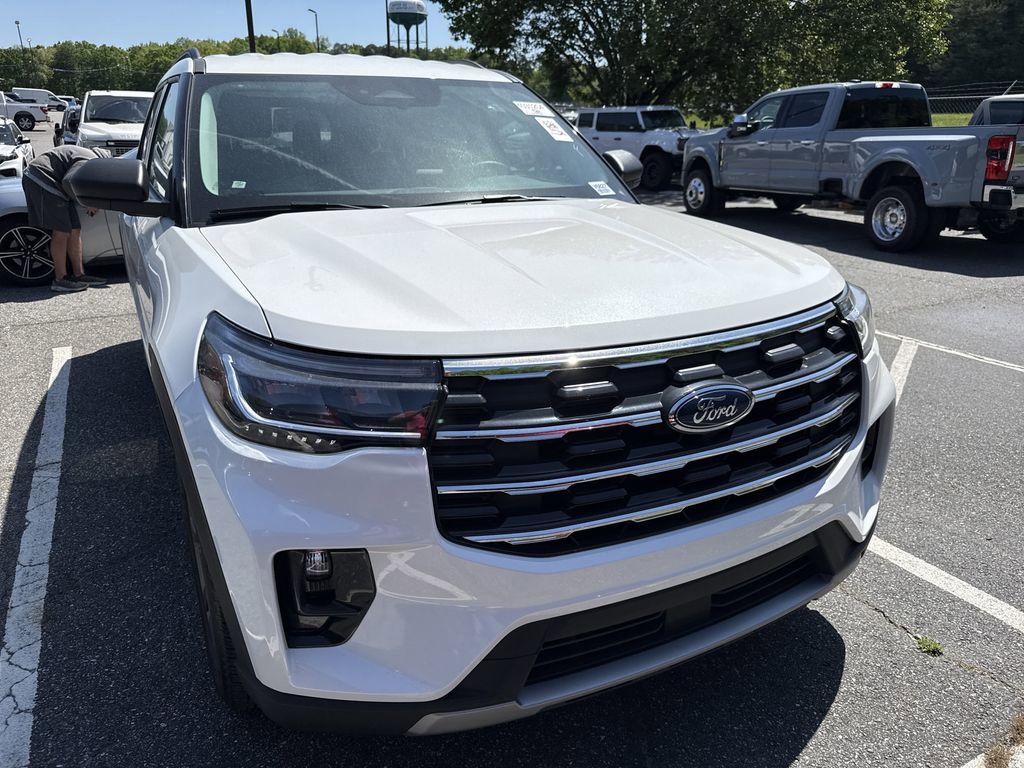 Used 2025 Ford Explorer Active w/ Active Comfort Package AWD/4WD image 3
