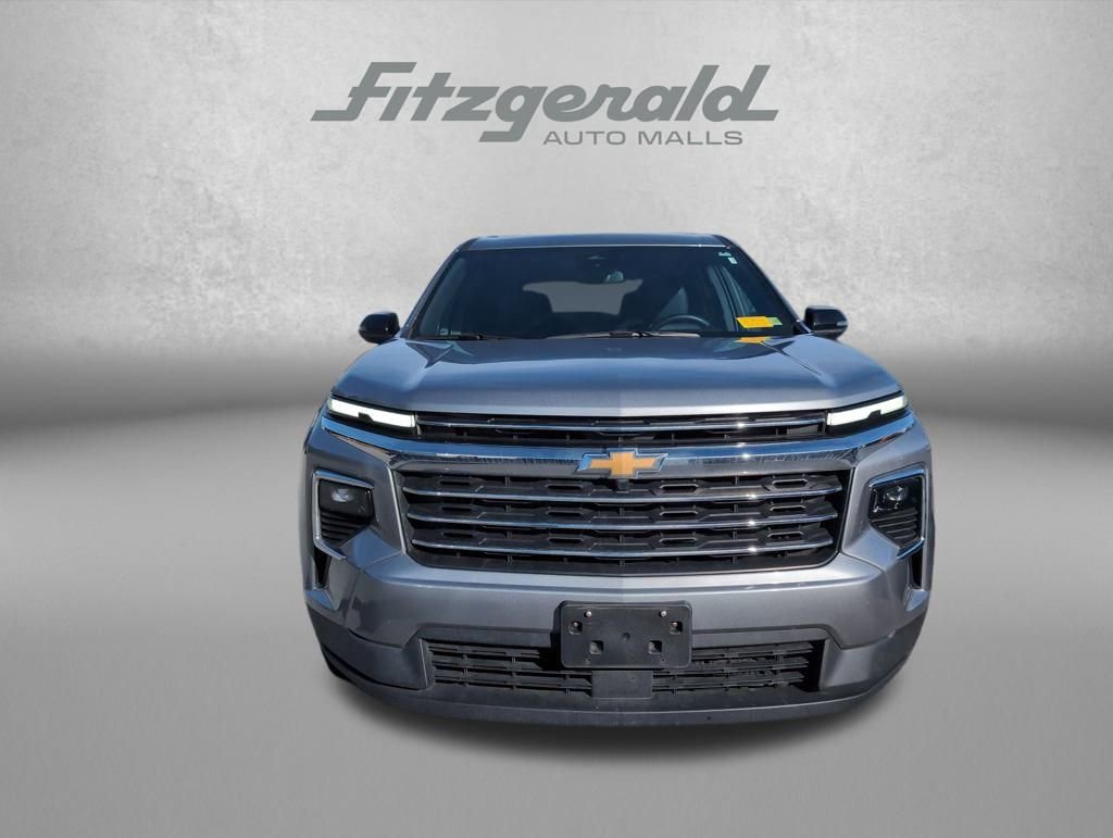 Used 2025 Chevrolet Traverse LT image 2