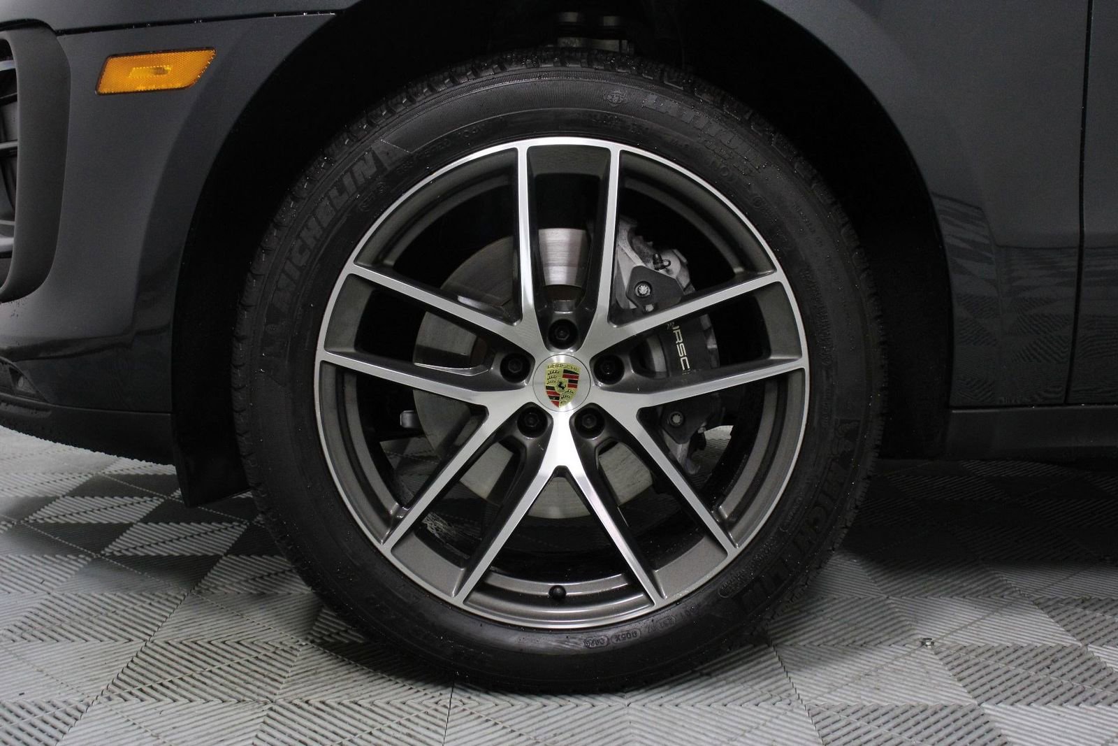 Certified 2025 Porsche Macan image 30