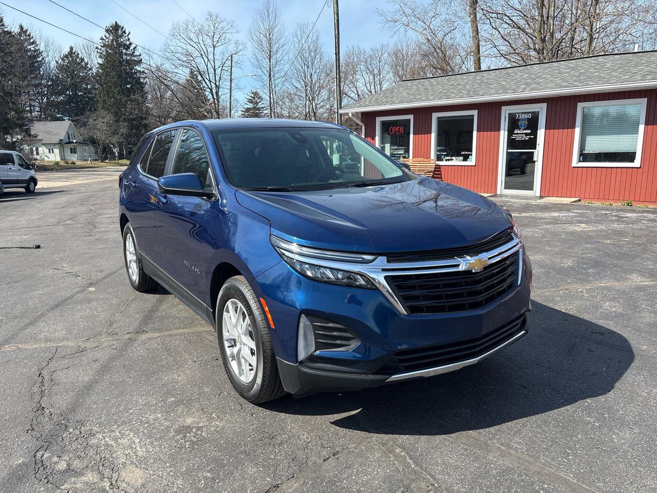 Used 2023 Chevrolet Equinox LT image 2