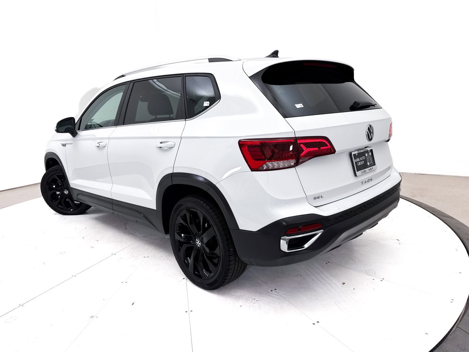 Used 2022 Volkswagen Taos SEL w/ Panoramic Sunroof Package FWD image 2