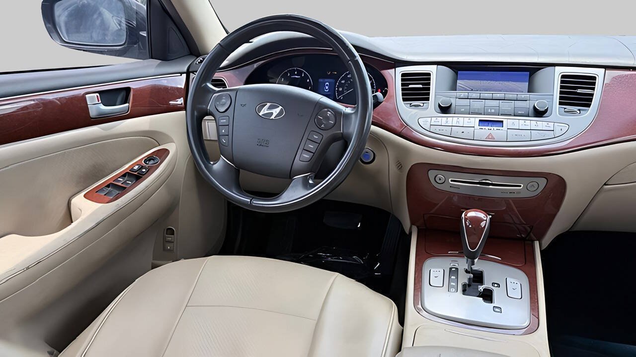 Used 2013 Hyundai Genesis 3.8 RWD image 14