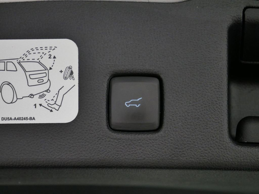 Used 2020 Ford Escape Titanium image 18