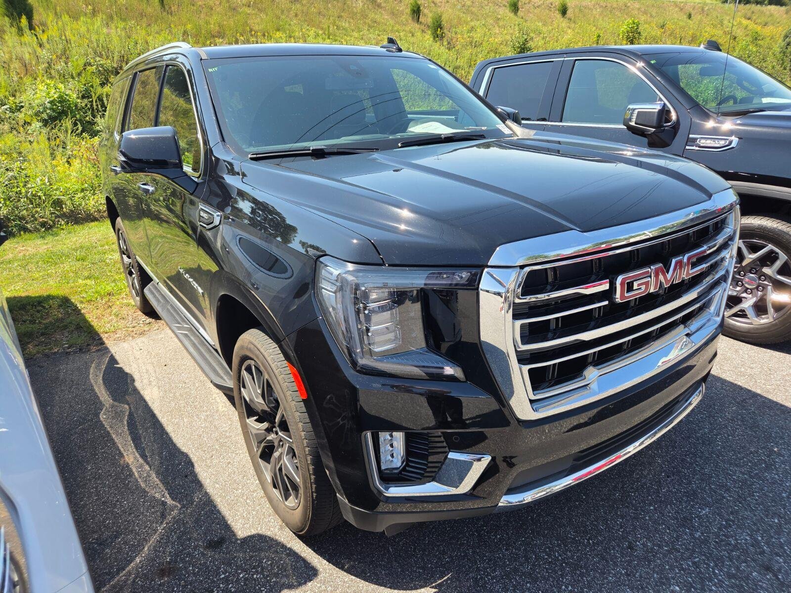 Used 2021 GMC Yukon SLT w/ SLT Premium Package AWD/4WD image 3