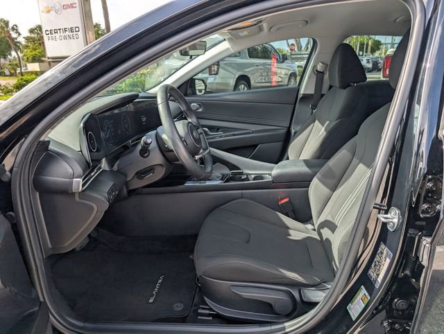 Used 2023 Hyundai Elantra SEL w/ Convenience Package image 13