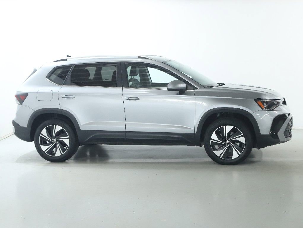 Used 2025 Volkswagen Taos SE AWD/4WD image 11