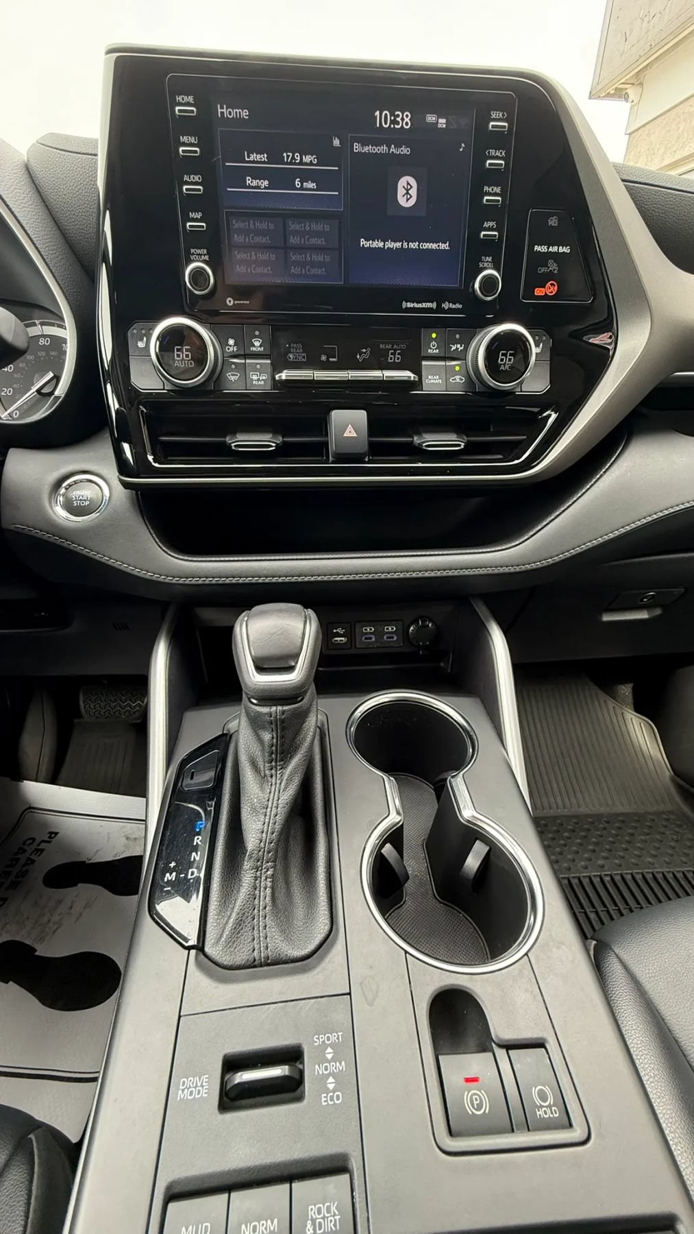 Used 2022 Toyota Highlander XLE AWD/4WD image 19