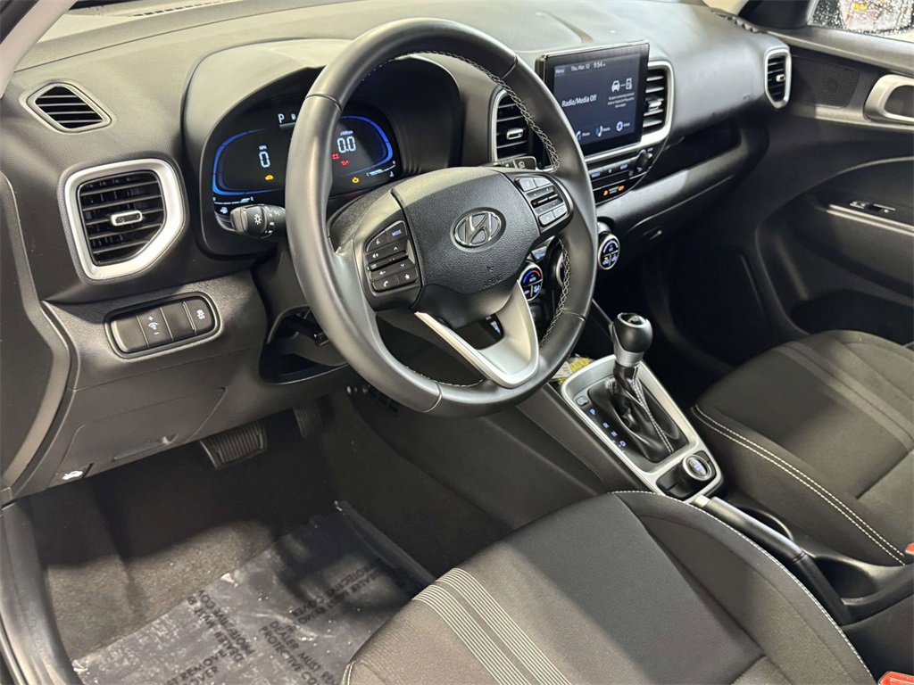 Used 2024 Hyundai Venue SEL image 15