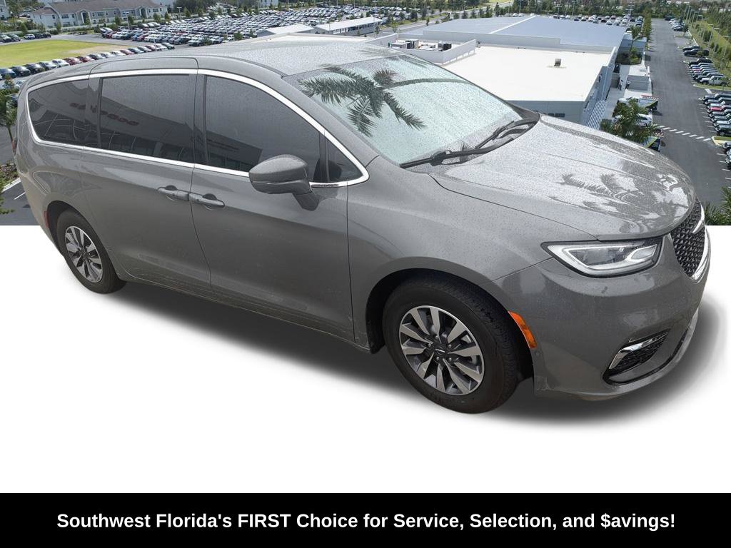 Used 2022 Chrysler Pacifica Touring-L w/ Uconnect Theater Family Group FWD image 2