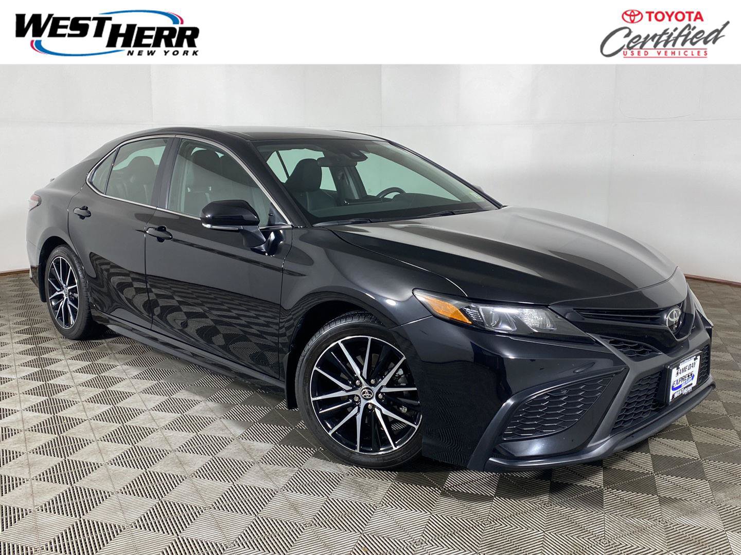 Used 2024 Toyota Camry SE w/ Cold Weather Package AWD/4WD image 1