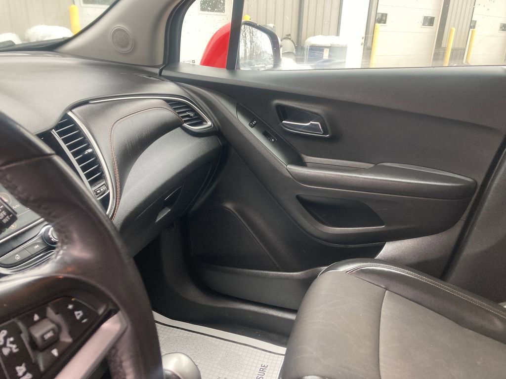 Used 2020 Chevrolet Trax LT w/ LT Convenience Package image 16