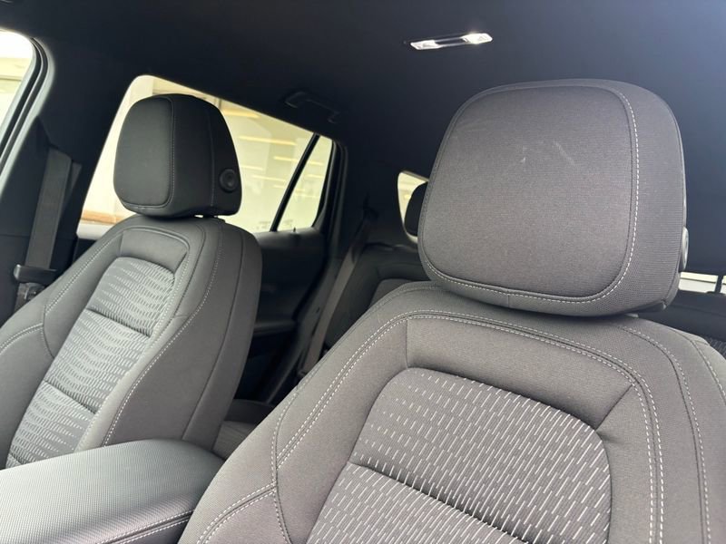 Used 2025 Chevrolet Equinox LT w/ Safety and Technology Package image 8
