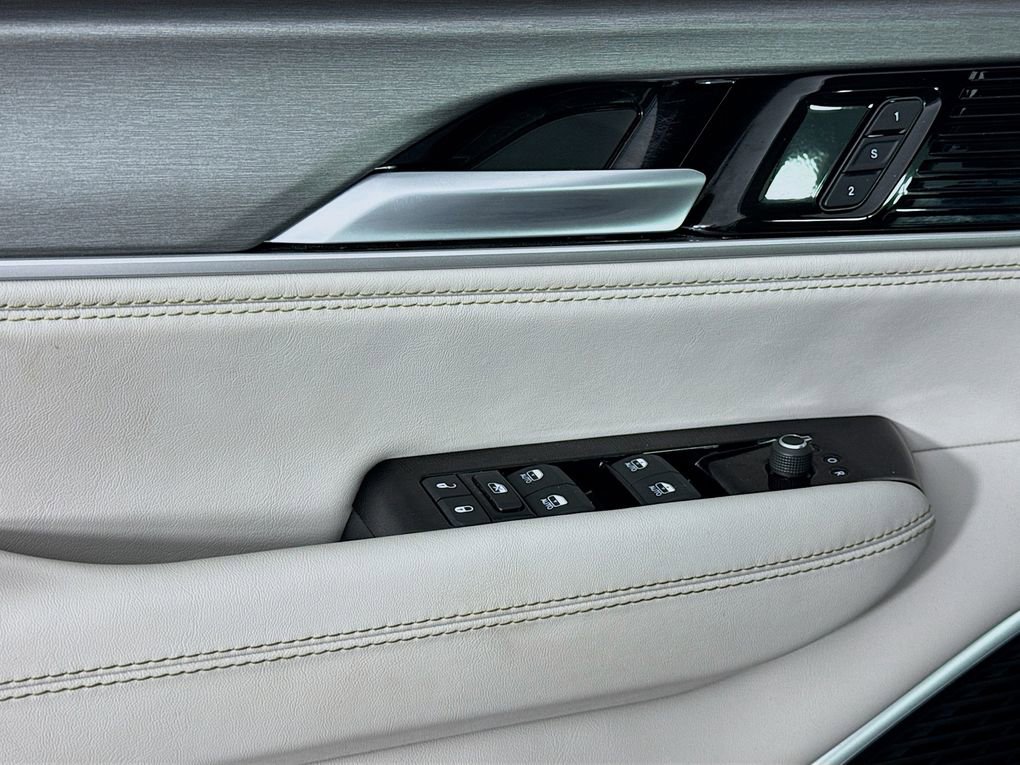 Used 2025 Jeep Wagoneer Series II w/ 8-Passenger Seating Package image 19