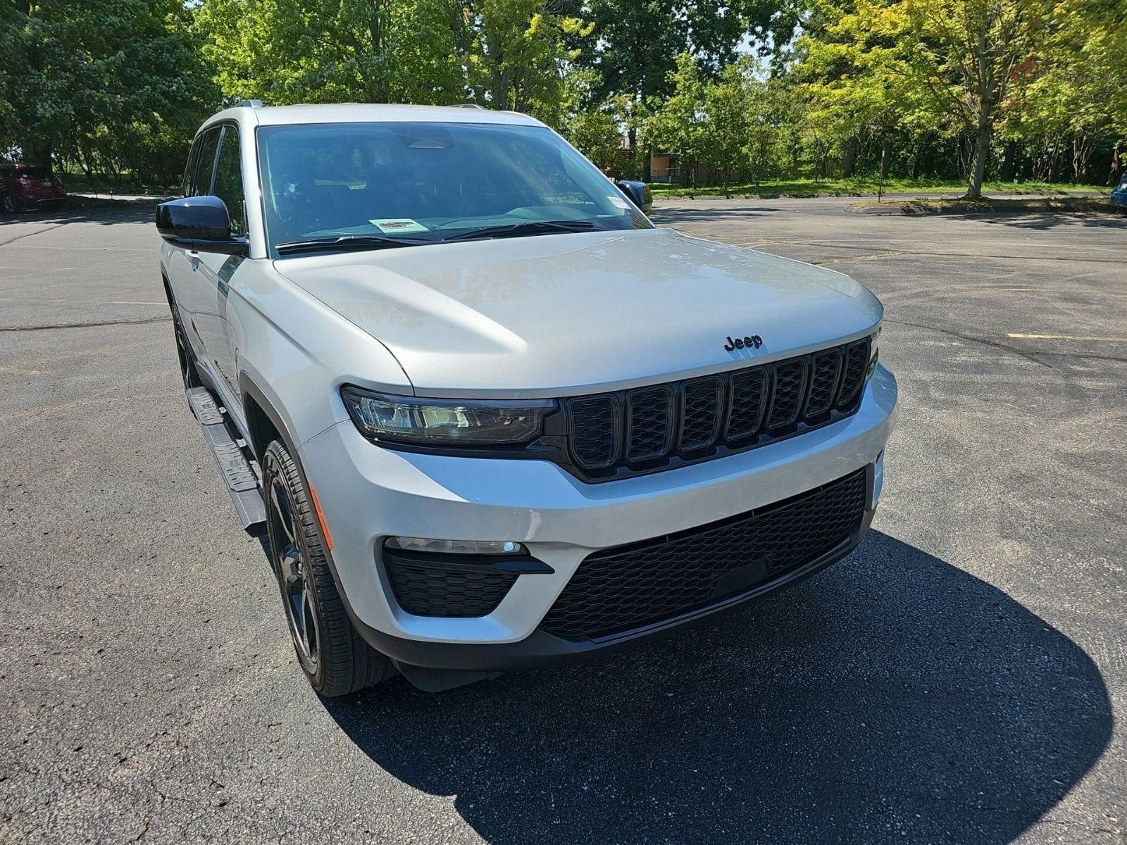 Used 2025 Jeep Grand Cherokee Limited w/ Black Appearance Package AWD/4WD image 8