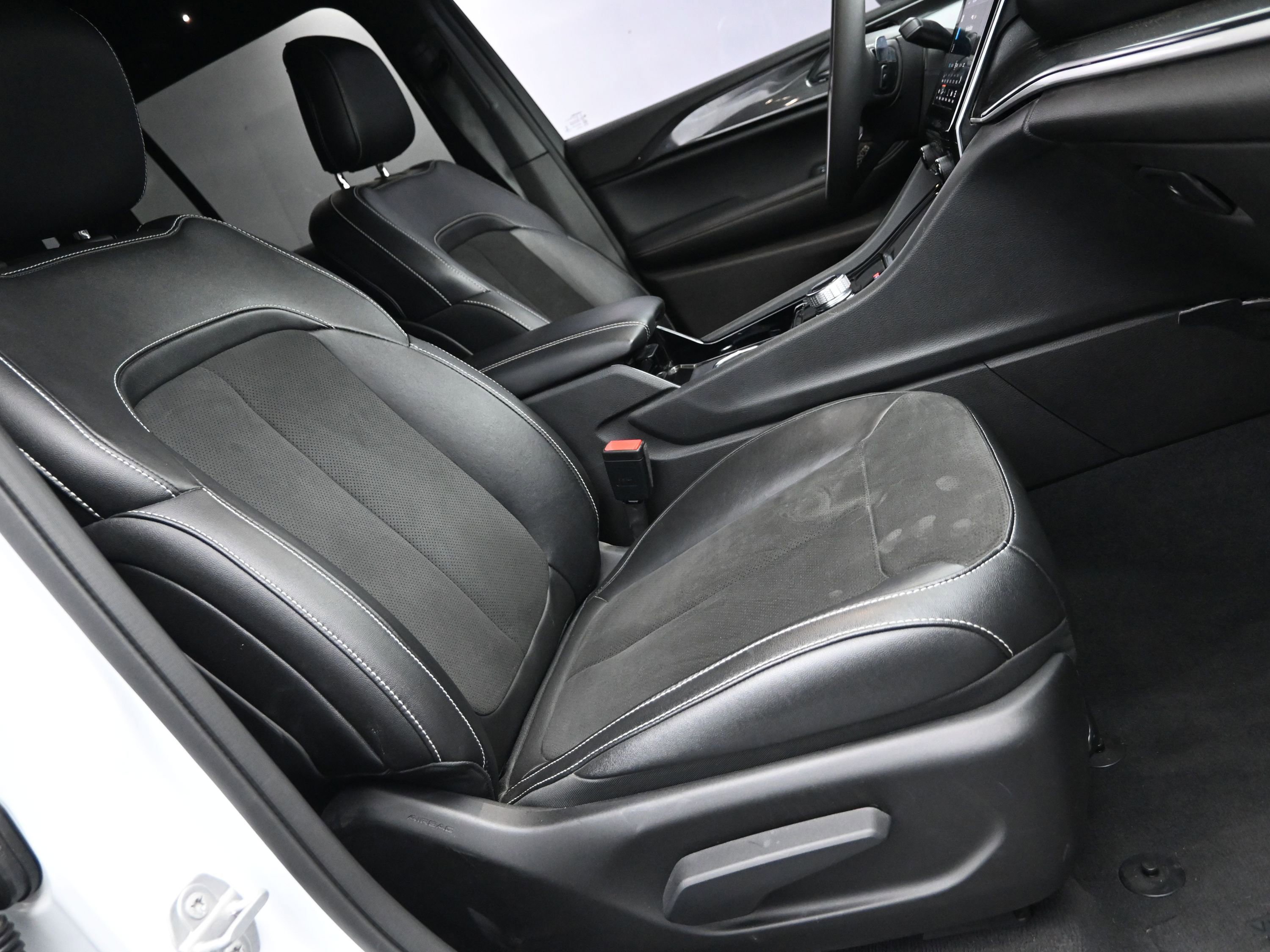 Used 2023 Jeep Grand Cherokee Altitude image 14