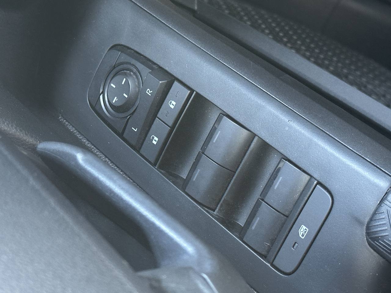 Used 2025 Toyota Tacoma SR5 AWD/4WD image 43