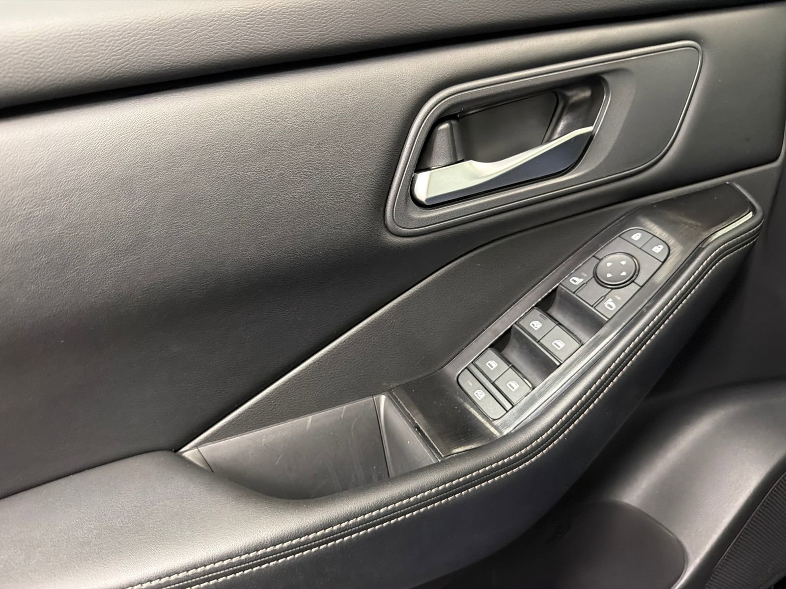 Used 2025 Nissan Rogue SV image 32