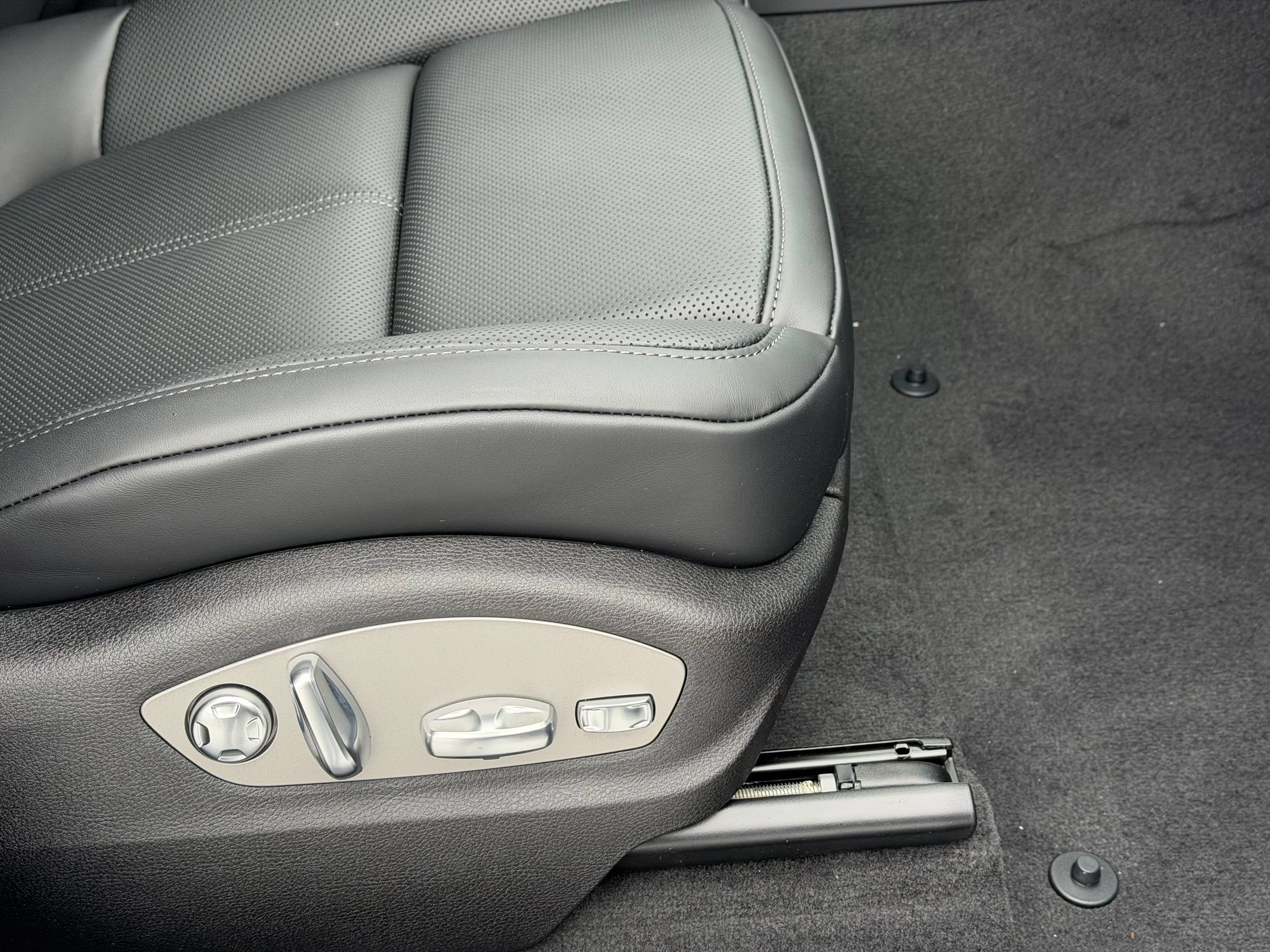 Certified 2026 Porsche Macan AWD/4WD image 16