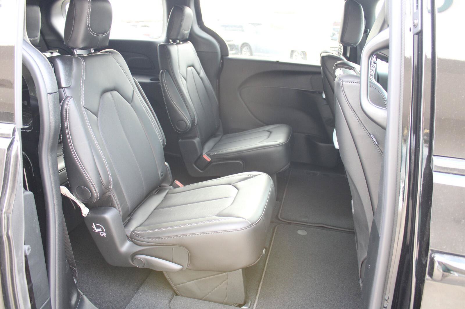 New 2026 Chrysler Pacifica Select FWD image 25