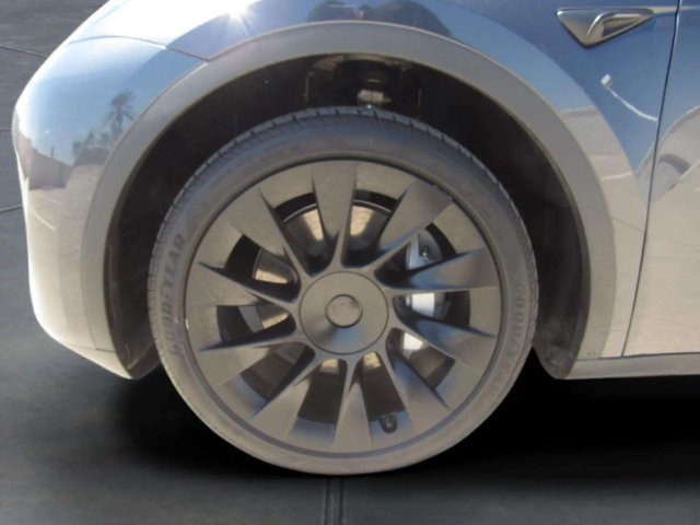 Used 2025 Tesla Model Y Long Range RWD image 4