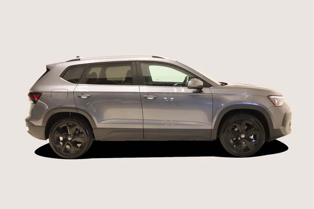 Used 2025 Volkswagen Taos SE w/ Black Wheel Package image 4
