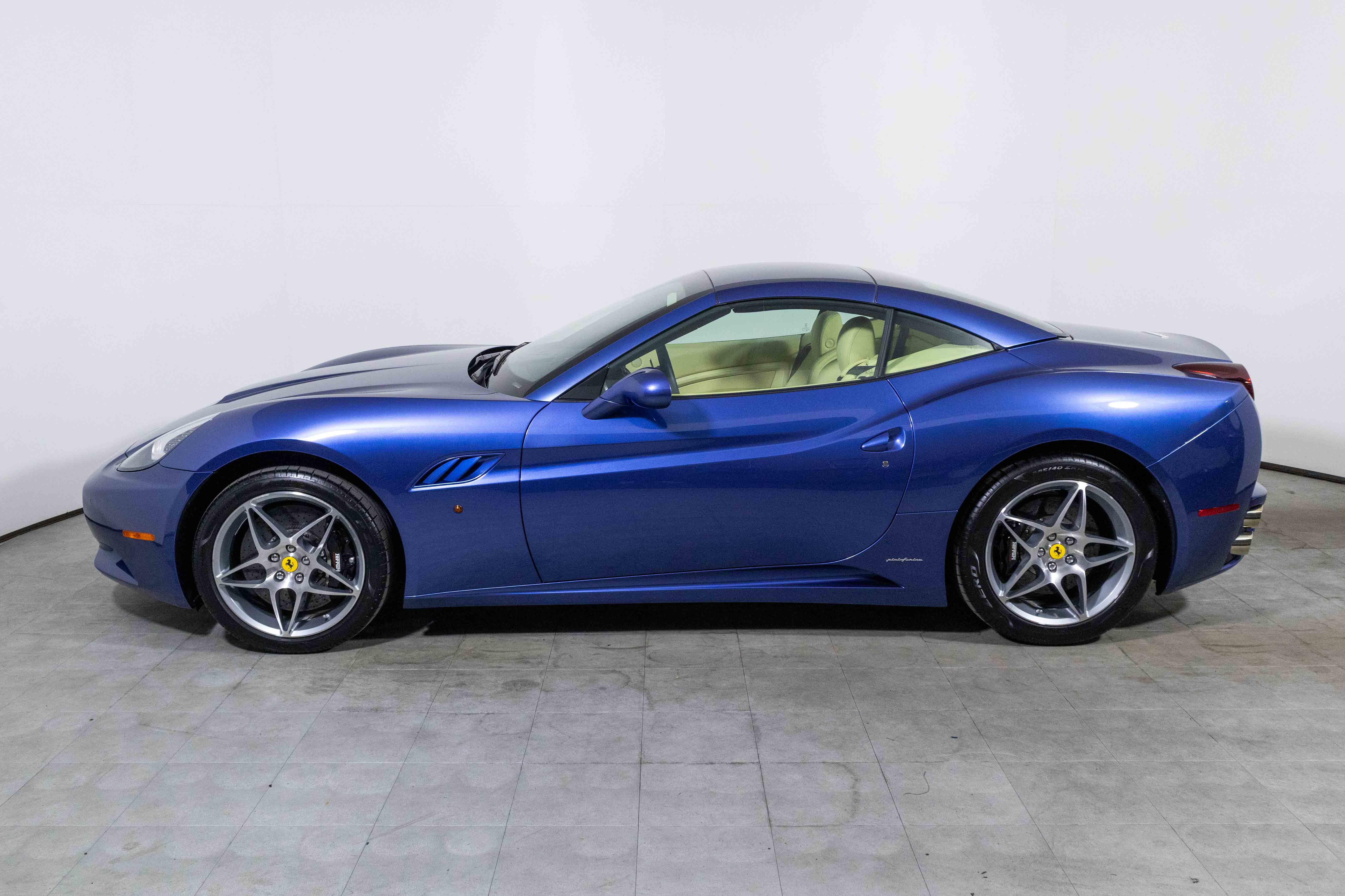 Used 2010 Ferrari California image 14