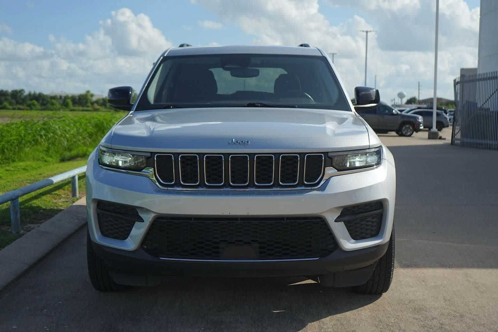 Used 2024 Jeep Grand Cherokee Laredo RWD image 6