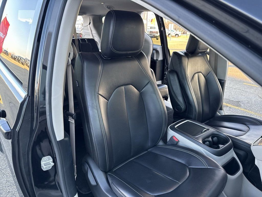 Used 2023 Chrysler Pacifica Touring-L FWD image 23