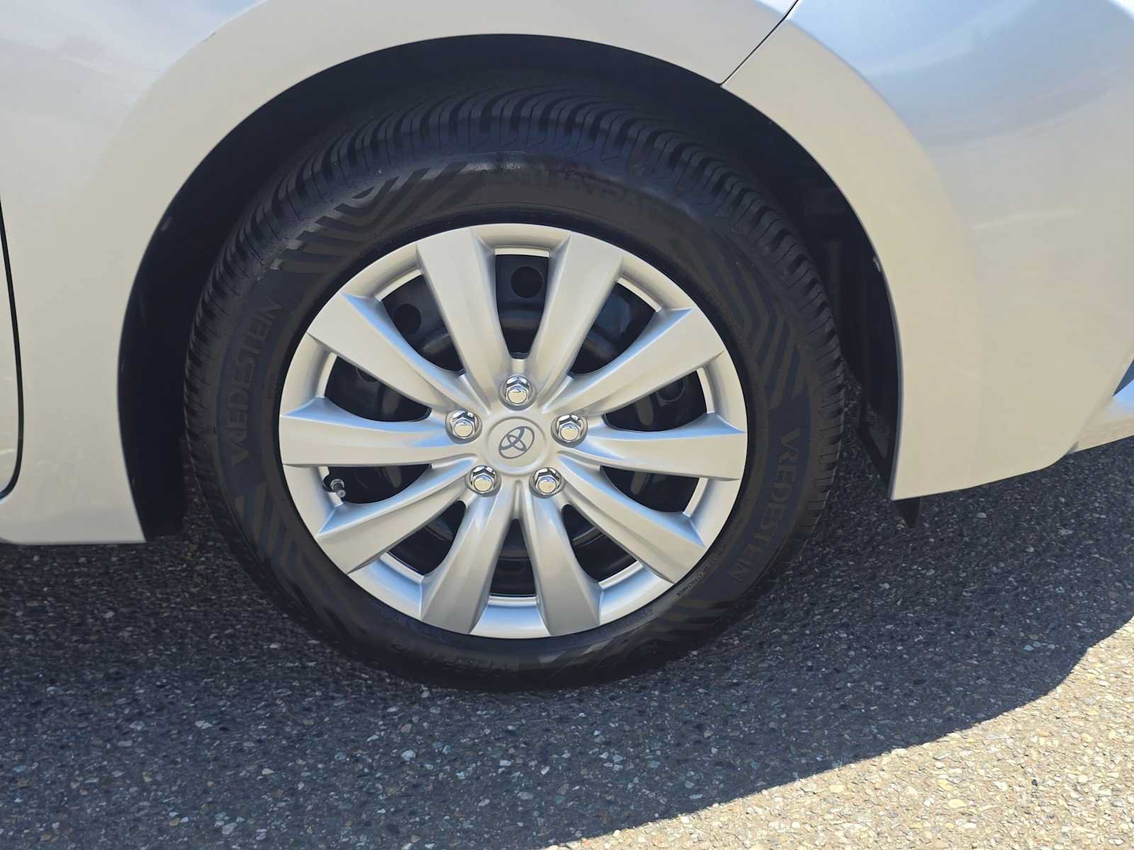Used 2016 Toyota Corolla LE FWD image 9