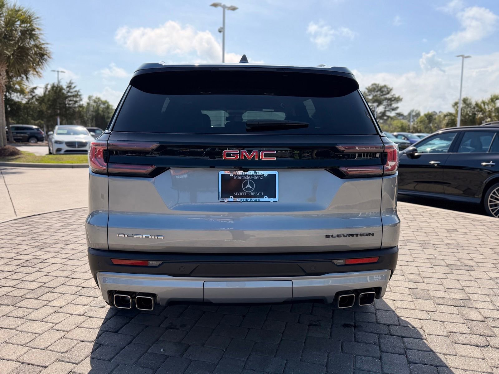 Used 2024 GMC Acadia Elevation w/ Luxury Package FWD image 9