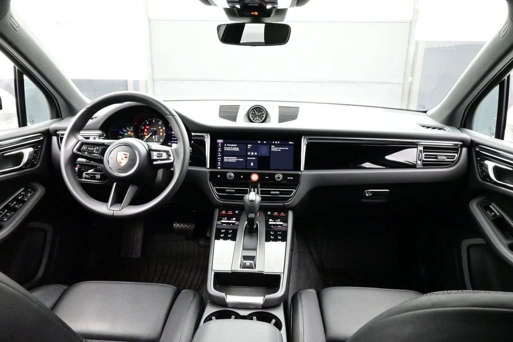 Certified 2025 Porsche Macan AWD/4WD image 20