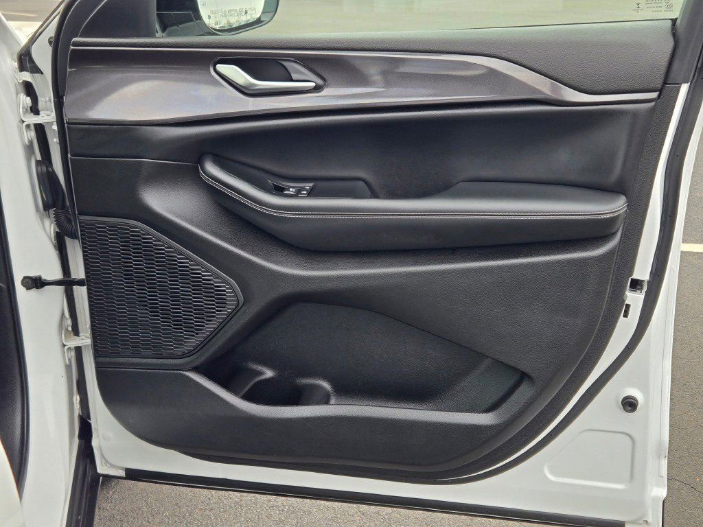 Used 2023 Jeep Grand Cherokee Altitude image 6