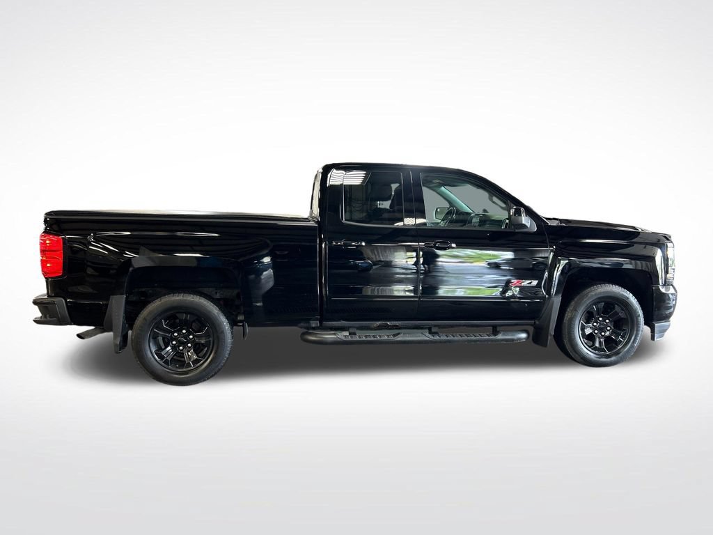 Used 2017 Chevrolet Silverado 1500 LT w/ Midnight Edition AWD/4WD image 7