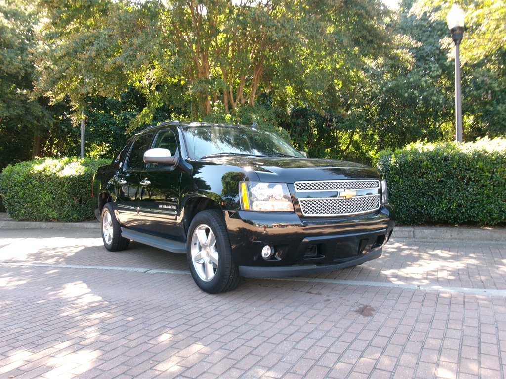Used 2013 Chevrolet Avalanche LTZ RWD image 3