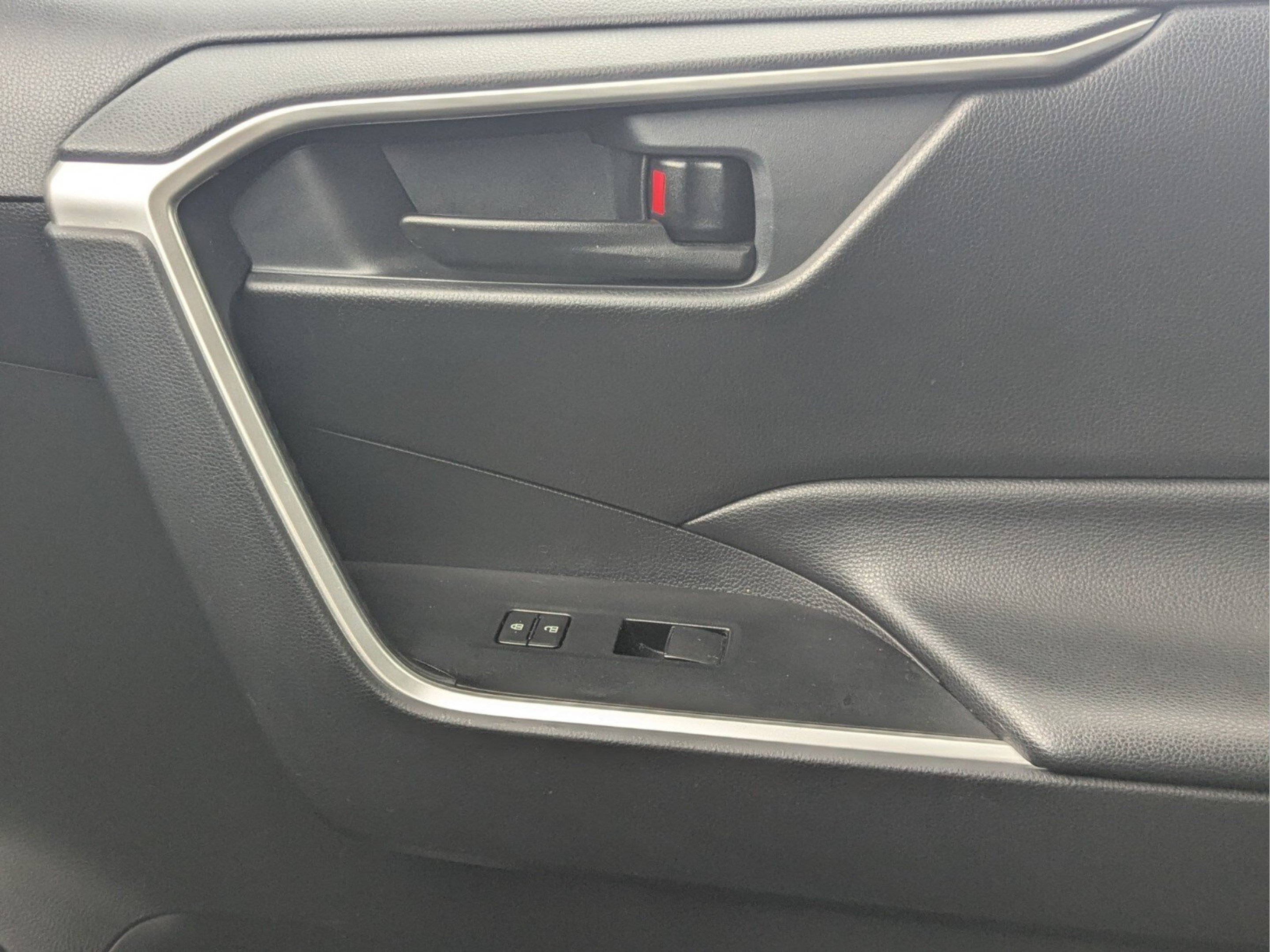 Used 2021 Toyota RAV4 LE FWD image 27