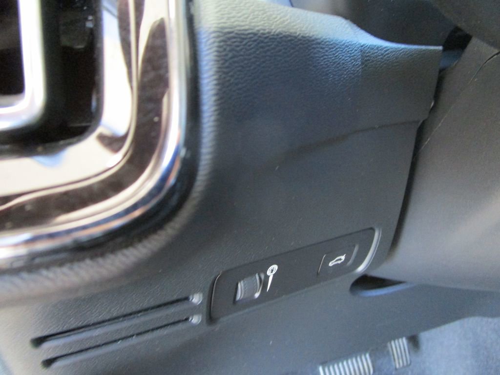 Used 2022 Volvo XC40 T5 Momentum AWD/4WD image 20