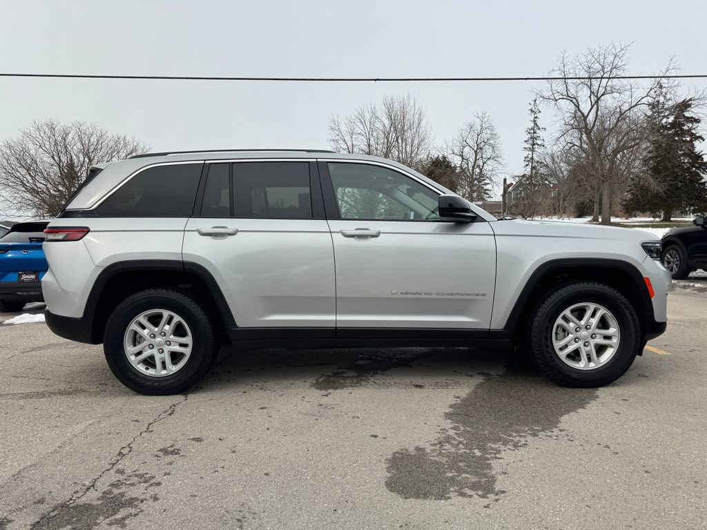 Used 2023 Jeep Grand Cherokee Laredo AWD/4WD image 4