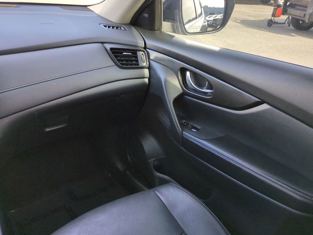 Certified 2020 Nissan Rogue SV image 17