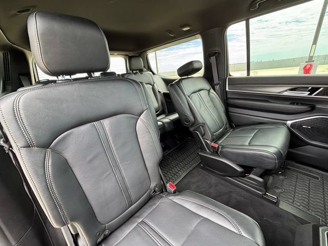 Used 2023 Jeep Wagoneer Series II w/ Flexible Seating Group AWD/4WD image 17