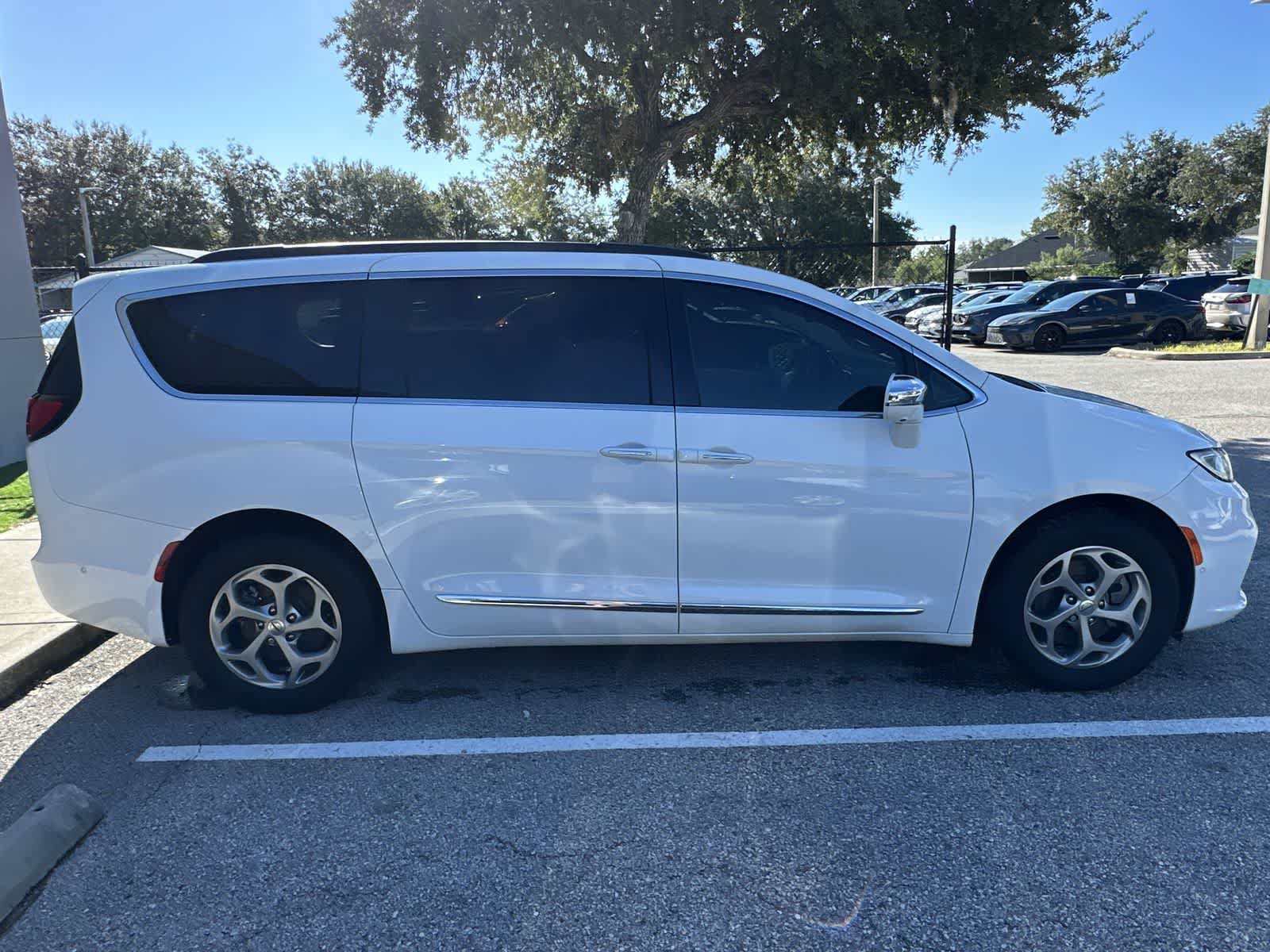 Used 2022 Chrysler Pacifica Limited w/ Uconnect Theater Family Group AWD/4WD image 9