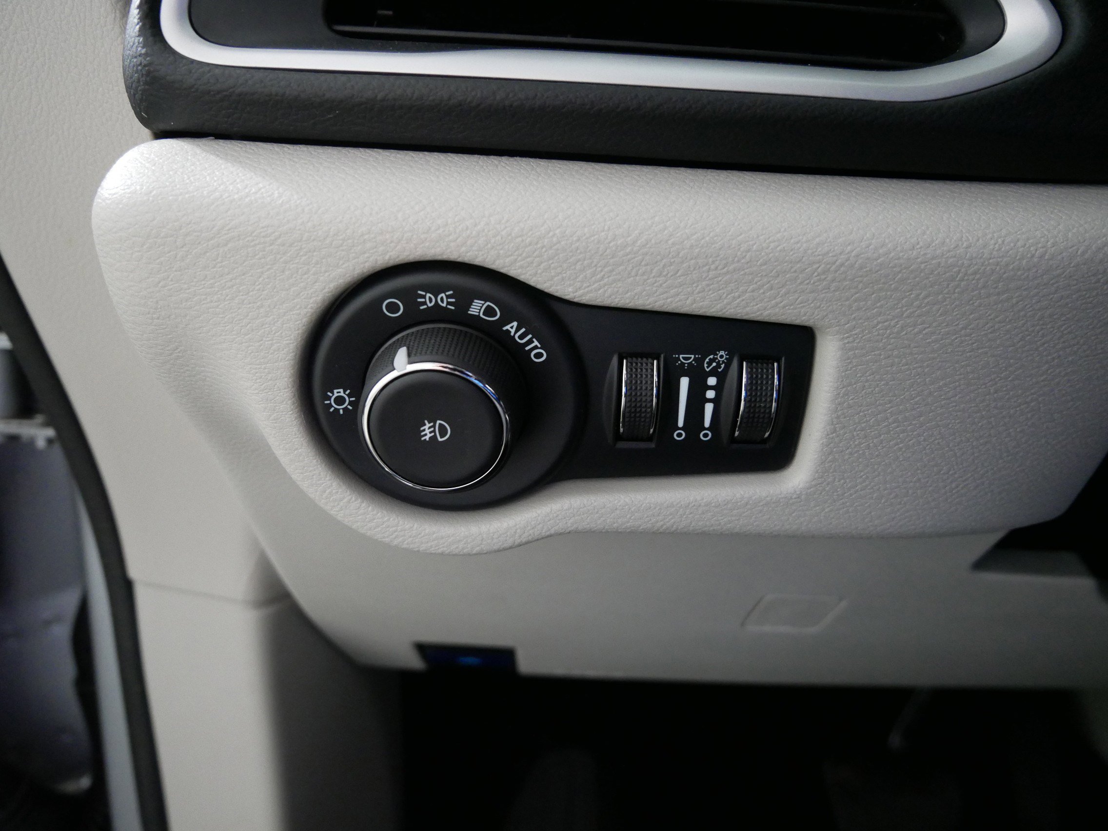 Used 2024 Chrysler Pacifica Touring-L image 26