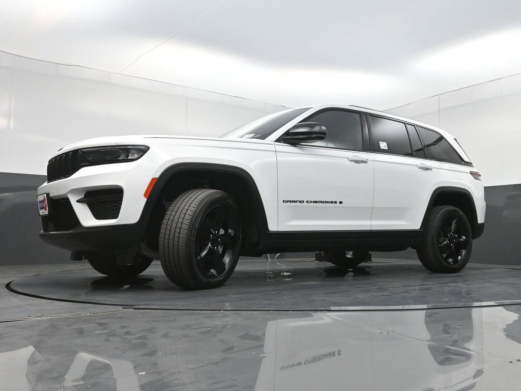 Used 2023 Jeep Grand Cherokee Altitude AWD/4WD image 29